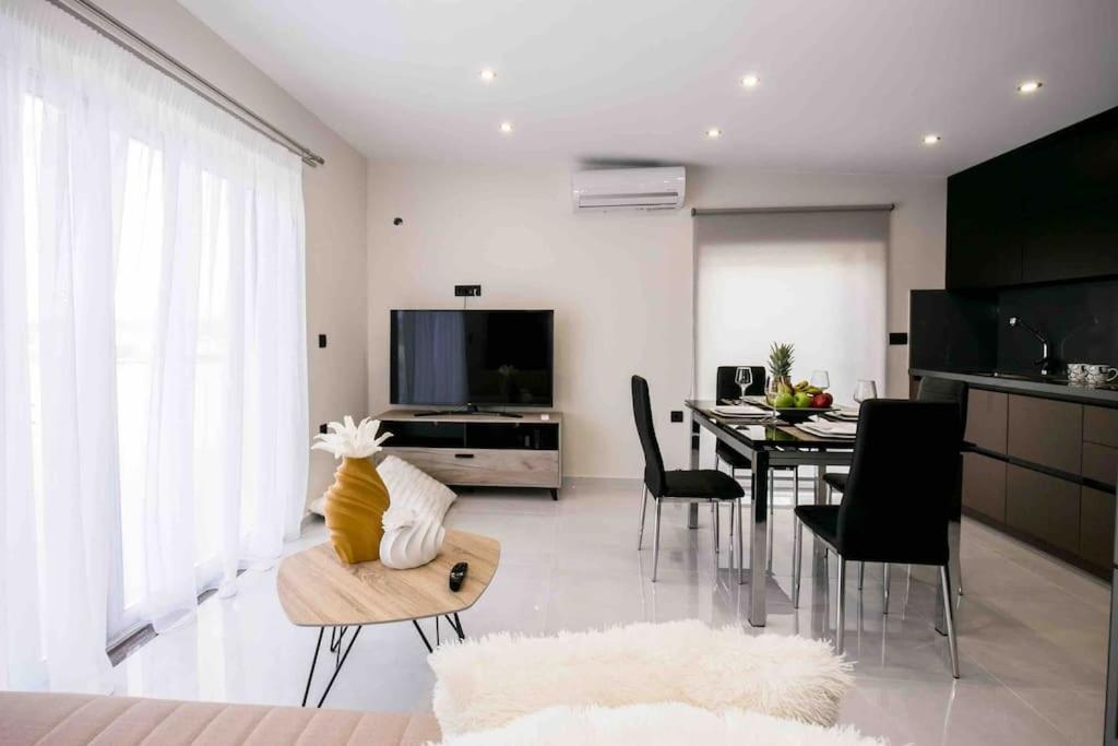 Home Sweet Home - Big Balcony With Great View Kíssamos Extérieur photo